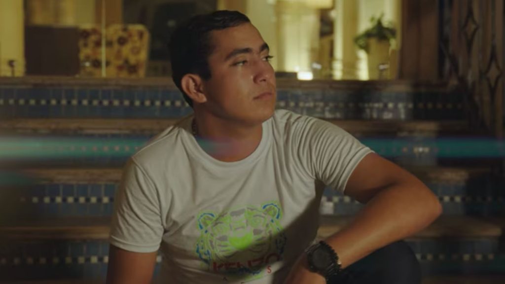 Hombre Joven Con Playera Blanca Sentado Mirando De Lado • Guadalupe Informa