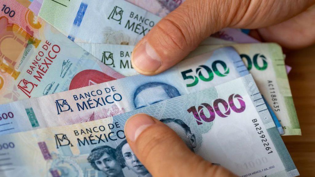 Afore-méxico-generacion-afores • Guadalupe Informa Hands Holding and Fanning Colorful Mexican Banknotes (500, 1000 and 200 Pesos) from Banco De México • Guadalupe Informa