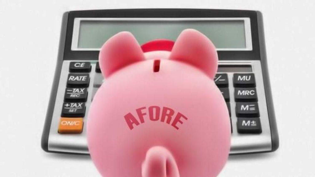 México-afores-generacion-afores • Guadalupe Informa Piggy Bank in Front of a Calculator, Illustrating Saving to Afford Expenses. • Guadalupe Informa