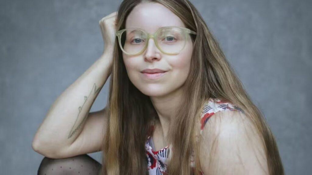 Actiz-harry-potter-only-fans • Guadalupe Informa Portrait of a Young Woman with Long Light Brown Hair, Wearing Oversized Yellow Glasses, Looking at the Camera Against a Gray Backdrop. • Guadalupe Informa