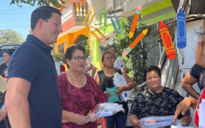 Oliverio-Tijerina-entrega-utiles-escolares-en-Canada-Blanca